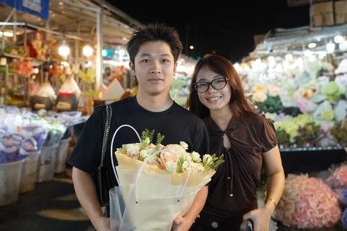 Người trẻ Hà Nội chọn hoa gửi trao yêu thương dịp 20/10