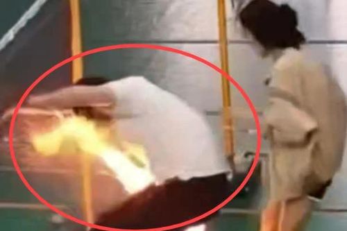 Điện thoại di động phát nổ trong túi quần khi đang chơi cầu lông