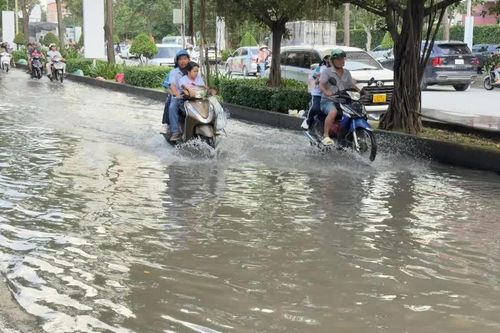 Rãnh áp thấp đi qua, Nam bộ tiếp tục có mưa vào chiều tối