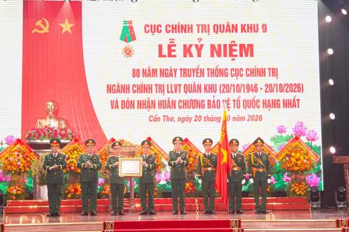 Cục Chính trị Quân khu 9 đón nhận Huân chương Bảo vệ Tổ quốc hạng Nhất