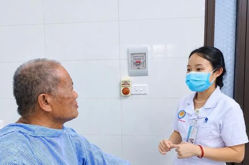 Cứu sống nam bệnh nhân bị đàn ong khoái tấn công, găm hơn 300 mũi đốt