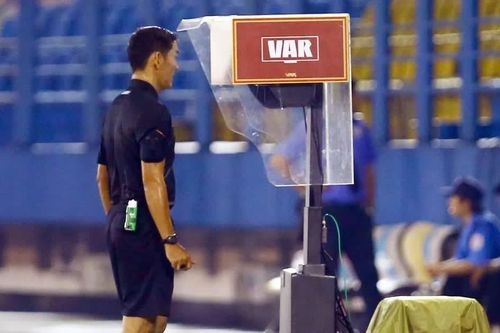 VAR 5 lần vào cuộc, trọng tài liên tục 'bẻ còi' trận Công an TPHCM-Thể Công Viettel
