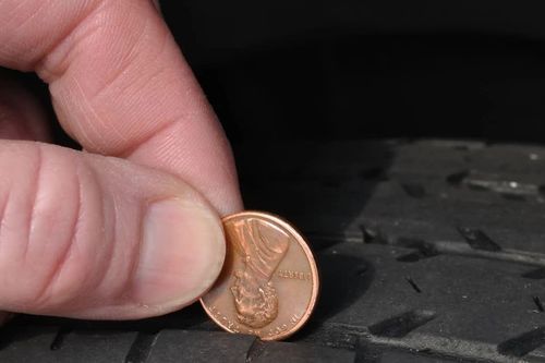 Cách kiểm tra độ mòn lốp xe bằng đồng xu: Nên dùng đồng penny hay quarter?