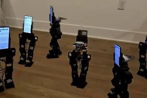 Robot hình người chế tạo từ điện thoại thông minh giá rẻ