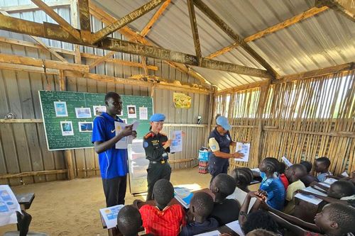 Sĩ quan Cảnh sát 'mũ nồi xanh' Việt Nam mở lớp học tiếng Anh cho trẻ em ở Nam Sudan