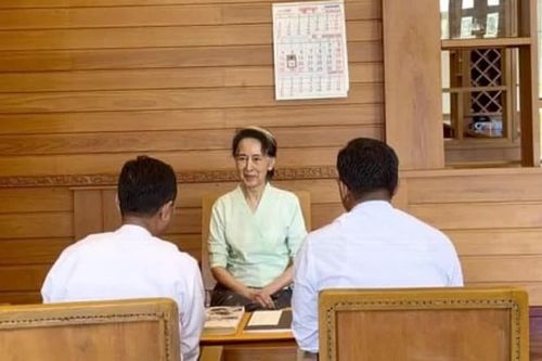 Myanmar công bố ảnh hiếm của bà Aung San Suu Kyi khi nhận sách từ Vua Charles III