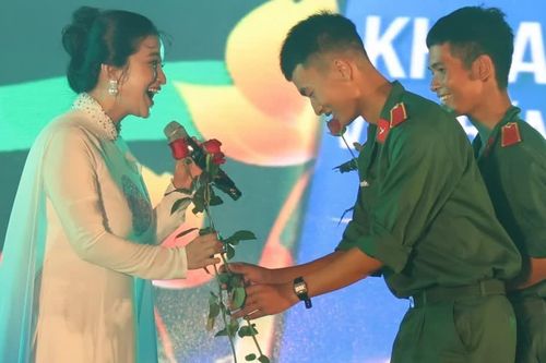 Quán quân Sao Mai cùng dàn nghệ sĩ khuấy động sân khấu chào tân học viên Sĩ quan Lục quân 1