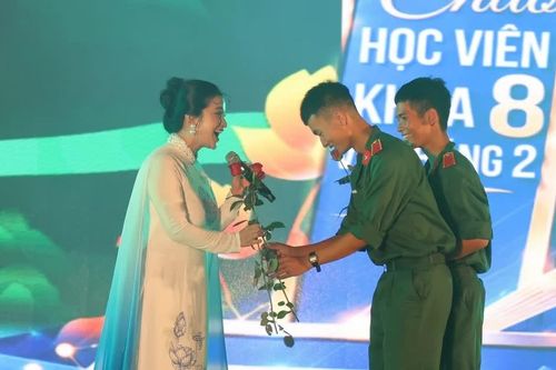 Quán quân Sao Mai cùng dàn nghệ sĩ khuấy động sân khấu chào tân học viên Sĩ quan Lục quân 1