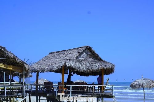 'Ma trận' nhà chồ, hàng quán lấn bờ vịnh đẹp thế giới tại Huế