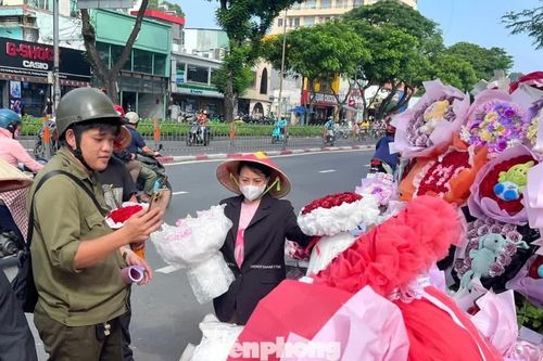 Tiểu thương tràn ra đường mời khách mua hoa ngày 20/10