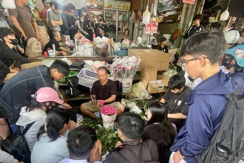Khách vây kín cửa hàng, chờ nhiều tiếng mua hoa ngày 20/10