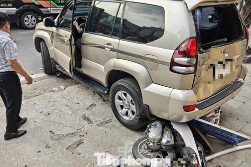 Hà Nội: Ô tô lùi trên đường Lê Duẩn, cuốn xe máy chở hai phụ nữ vào gầm