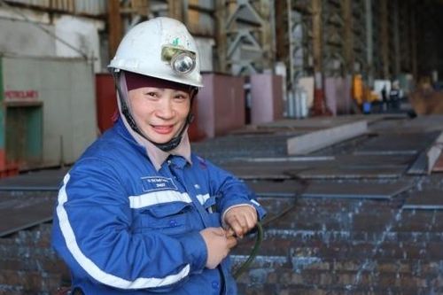 Những 'bóng hồng' trên công trường đóng tàu Dung Quất