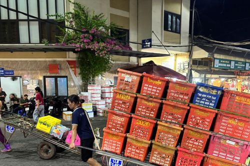 Vẻ đẹp của những nữ công nhân lao động miệt mài xuyên đêm