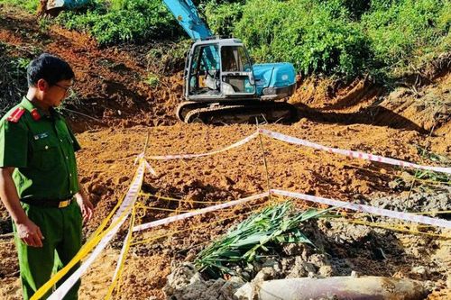 Đào ao, phát hiện quả bom còn sót lại sau chiến tranh