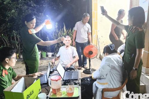 Người thân liệt sĩ 100 tuổi tham gia lấy mẫu ADN