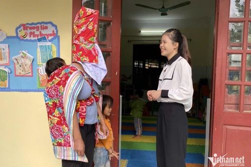 Cô giáo người Tày học tiếng Dao, giúp trẻ mẫu giáo dân tộc thiểu số quen tiếng Việt