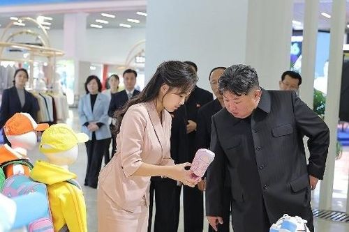 Ông Kim Jong Un và con gái thăm triển lãm thời trang ở Triều Tiên