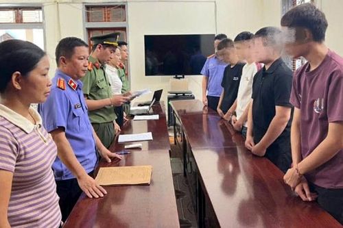 Mang kiếm, gậy đinh ba đi tìm người để đánh, 8 đối tượng bị khởi tố