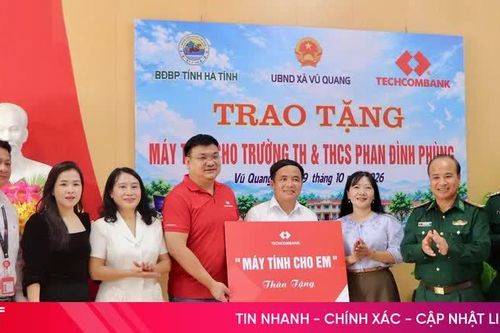Trao tặng 30 bộ máy tính cho học sinh vùng biên Vũ Quang