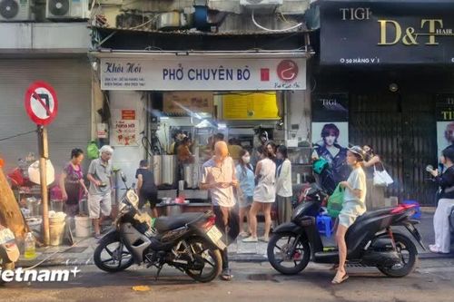 Tại sao người Hà Nội vẫn xếp hàng dài chờ thưởng thức ẩm thực truyền thống?
