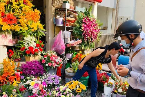 TP Hồ Chí Minh: Hoa tươi đắt hàng trong Ngày Phụ nữ Việt Nam