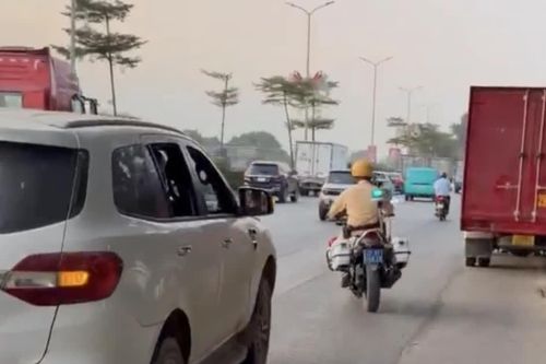 Cảnh sát mở đường đưa công nhân dập chân ở cầu Đuống đi cấp cứu