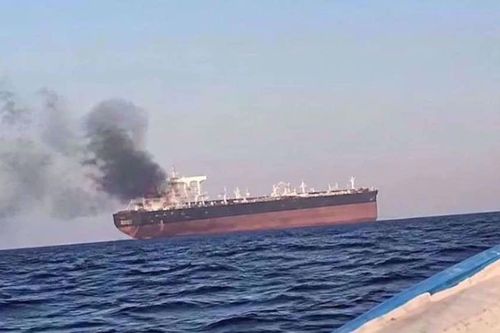 Iran tuyên bố hai tàu dầu trúng thủy lôi ở eo biển Hormuz, giá dầu cao nhất 5 tháng