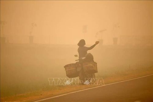 Indonesia sử dụng đá khô và muối để chống khói mù