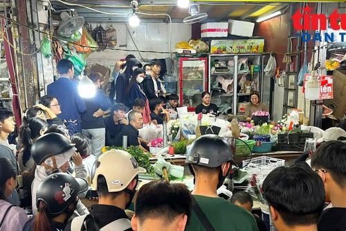 Chiều 20/10: Thợ cắm hoa làm không ngơi tay, khách xếp hàng dài chờ mua