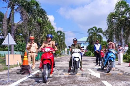 Gần 1.800 học sinh, người dân Tây Ninh học lái xe an toàn
