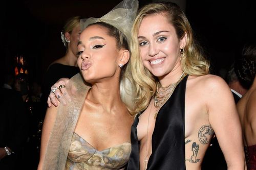 Ariana Grande san bằng kỷ lục của Miley Cyrus