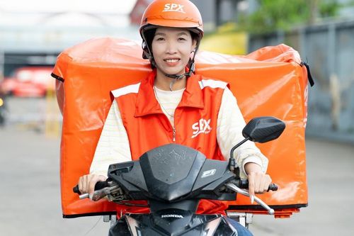 Chuyện nữ tài xế SPX Express: 'Tôi trao đi cả niềm vui và sự an tâm qua từng kiện hàng'