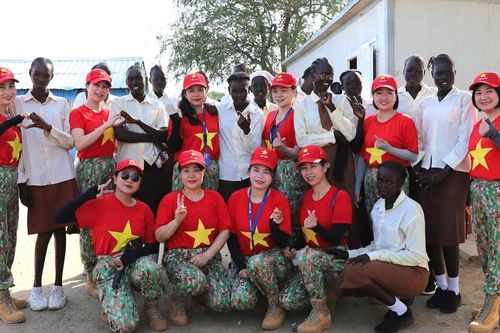 Những chiến sĩ 'mũ nồi xanh' mang yêu thương đến học sinh Abyei nhân Ngày 20/10