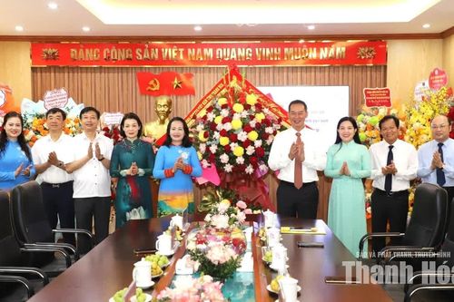 Phó Bí thư Tỉnh ủy Trịnh Tuấn Sinh chúc mừng Hội Liên hiệp Phụ nữ tỉnh nhân Ngày Phụ nữ Việt Nam 20/10