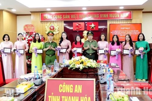 Công an Thanh Hóa trao Kỷ niệm chương “Vì sự phát triển của phụ nữ Việt Nam”