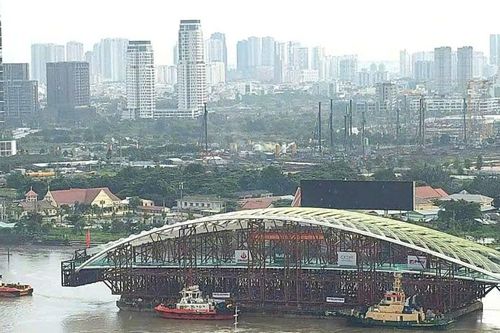Lai dắt thành công vòm sắt nhịp chính cầu đi bộ về Bến Bạch Đằng, chuẩn bị cho hợp long ngày 21/10