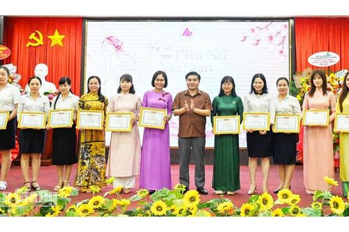 Tuyên dương 12 nữ cán bộ, nhân viên đạt danh hiệu “Phụ nữ hai giỏi”