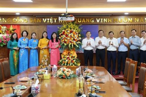 Chủ tịch UBND thành phố Phạm Hoàng Sơn chúc mừng Hội Liên hiệp Phụ nữ thành phố nhân ngày 20/10