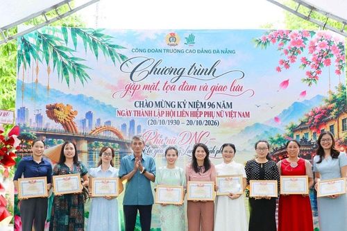 Trường Cao đẳng Đà Nẵng tôn vinh nữ cán bộ, giáo viên 'Giỏi việc nước, đảm việc nhà'