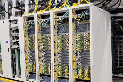 Big Tech tăng vay nợ cho phát triển AI, lo ngại khả năng thu hồi vốn