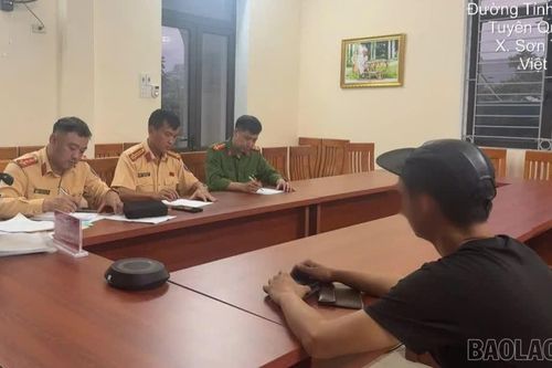 Xử lý tài xế xe tải lắp thêm đèn trái quy định, bấm còi liên tục trên cao tốc Nội Bài - Lào Cai