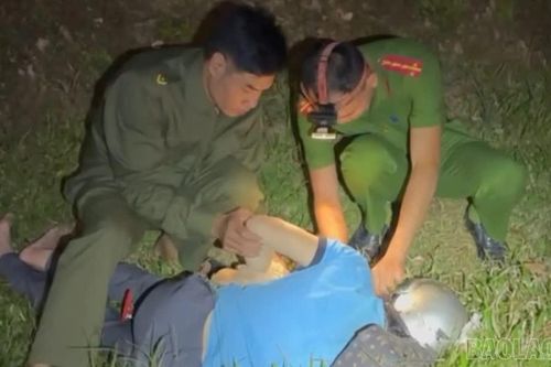 Công an xã Việt Hồng kịp thời đưa người phụ nữ bị tai nạn giao thông đi cấp cứu