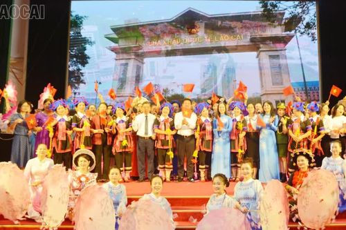 Gặp mặt, giao lưu văn nghệ giữa Hội Liên hiệp Phụ nữ phường Lào Cai và Hội Liên hiệp Phụ nữ huyện Hà Khẩu