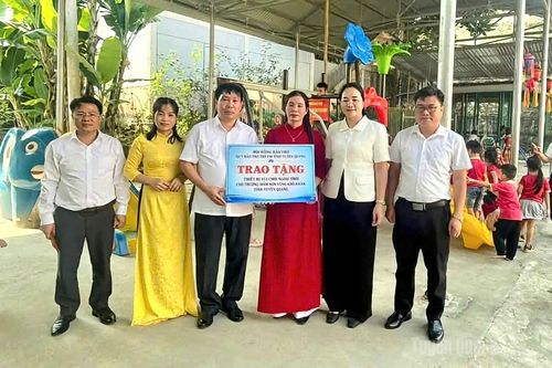 Trao tặng thiết bị vui chơi cho trẻ em Mầm non Minh Quang