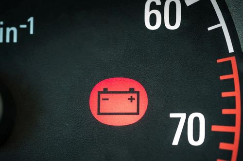 Đèn báo ắc quy sáng liên tục: Có nên tiếp tục lái xe?