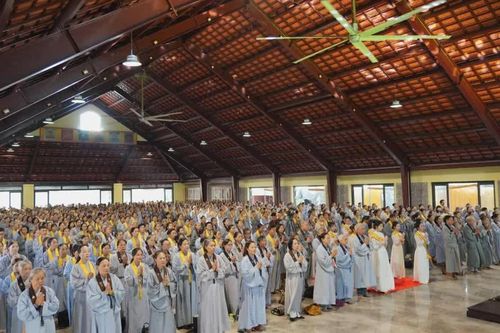 Hơn 2.500 Phật tử Đạo tràng Pháp Hoa miền Bắc tham dự khóa tu An lạc tại chùa Quảng Luận (TP.Hải Phòng)