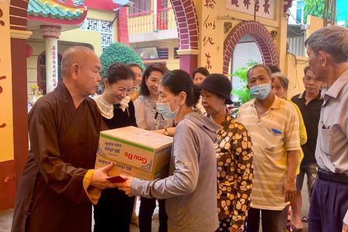 Chùa Long Hoa trao 100 phần quà đến người dân có hoàn cảnh khó khăn tại phường Phú Định