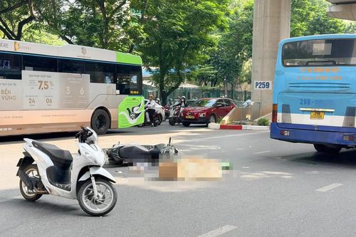 Hà Nội: Ngã ra đường sau va chạm, cô gái bị xe buýt cán tử vong trên đường Xuân Thủy