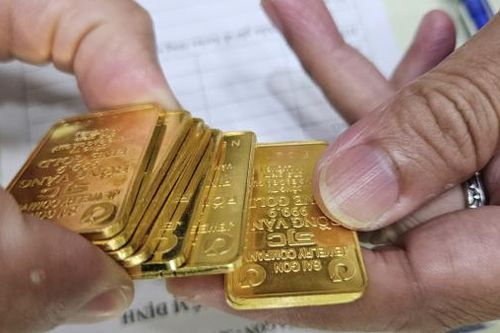 Giá vàng đồng loạt lao dốc